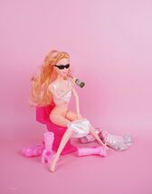 DOLL KATE IN THE BATHROOM WALL ART POSTER - CASSOLINO - KRUGERS POSTERS ... - $352.88 MXN+