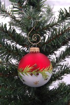 Garland and Berries 2-5/8&quot; Glass Ball Christmas Ornament - £7.94 GBP
