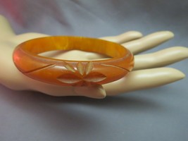 Bakelite Carved Bangle Bracelet Amber Caramel Swirls Mid Century 7.5&quot; Te... - $44.99