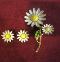 VINTAGE SUNFLOWER BROOCH WITH MATCHING EARRINGS SIGNED WEISS - $27.50