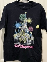 Walt Disney Disneyland Hanes Unisex Short Sleeve Black T Shirt Size M Glows - $16.69