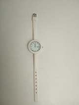 Ollie White Dial Quartz Analog Ladies Silicone New Battery - $231.68 MXN