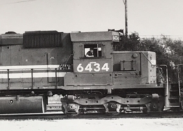 Conrail Railroad CR #6434 SD40-2 Electromotive Train B&amp;W Photo Franklin Park IL - £7.46 GBP