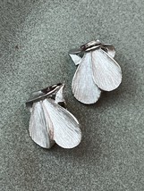 Vintage Trifari Signed Marked Rounded Abstract Two Leaves Silvertone Clip Earrin - £10.34 GBP