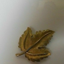 Vintage Signed Crown Trifari Gold-tone Textured Leaf  Brooch - £14.40 GBP