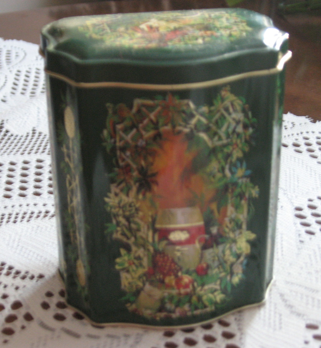 Tin-Christmas-Exclusively Avon- England-1981 - $9.00