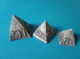 PAPERWEIGHTS Three Pyramids RESINE Very Detailed 2&quot; to 3&quot; - £49.11 GBP