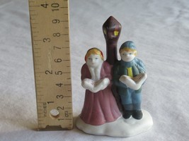 Christmas Village Figurine Boy Girl Singing Caroler Lampost Children Kids 3.75&quot; - £7.58 GBP