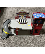 Disney Pixar Cars Piston Cup Racing Garage With McQUEEN DWB90 - $277.99 MXN