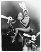 Mary Tyler Moore displays huge cleavage in leggy easter bunny outfit pose - £9.48 GBP