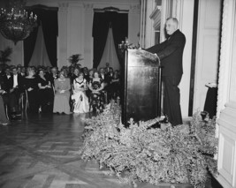 President Franklin D. Roosevelt speaks from podium at White House Photo Print - £6.92 GBP+