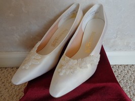 White Satin Bridal Wedding Dyable Shoes Size 8AA. (#1600) - $32.99
