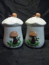 Mushroom Design Salt &amp; Pepper Shaker Tan Brown &amp; Green Colors On Off White - £7.86 GBP