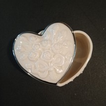 LENOX HEART TRINKET PROMISE WEDDING BOX Flower Gold Trim Pre Owned Never... - $14.58