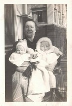 ANTIQUE PHOTO 1944 B &amp; W 2 3/4&quot; x 2 1/2&quot; GRANDMA WITH 2 TODDLER GRANDCHI... - €0,86 EUR