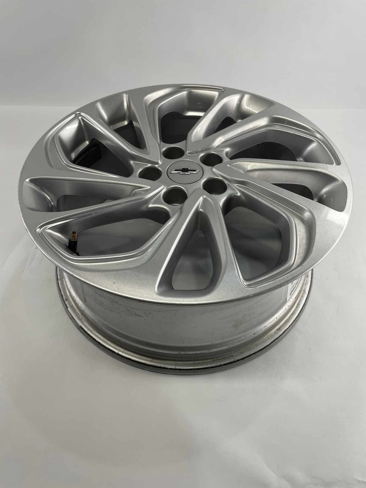 2022-23 Chevy Bolt EUV LT 17x7 Alloy Closed 10 Spoke W/O Insert Silver 42676822 Item image 4