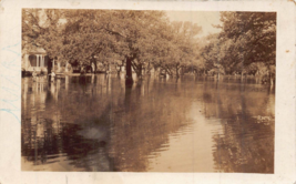 Giovane Ragazzi Playing IN Inondati Area-Victorian Casa 1900s Vero Foto Postcard - £7.27 GBP