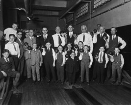 Bowlers pose for a group portrait in 1924 bowling alley Photo Print - £6.93 GBP+