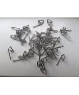 100 Metal Curtain Hooks. Ideal for Tape Headed Curtains - $144.29 MXN