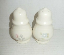 Pfaltzgraff Tea Rose Salt and Pepper Shakers Ceramic 4&quot; - £14.95 GBP