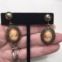 Vintage Peri Gold Tone Cameo Clip Earrings - £8.86 GBP