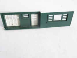 VINTAGE PLASTICVILLE -  GREEN HOUSE FRONT W/GARAGE DOOR- 8 3/4 X 2&quot;- GOO... - €3,90 EUR
