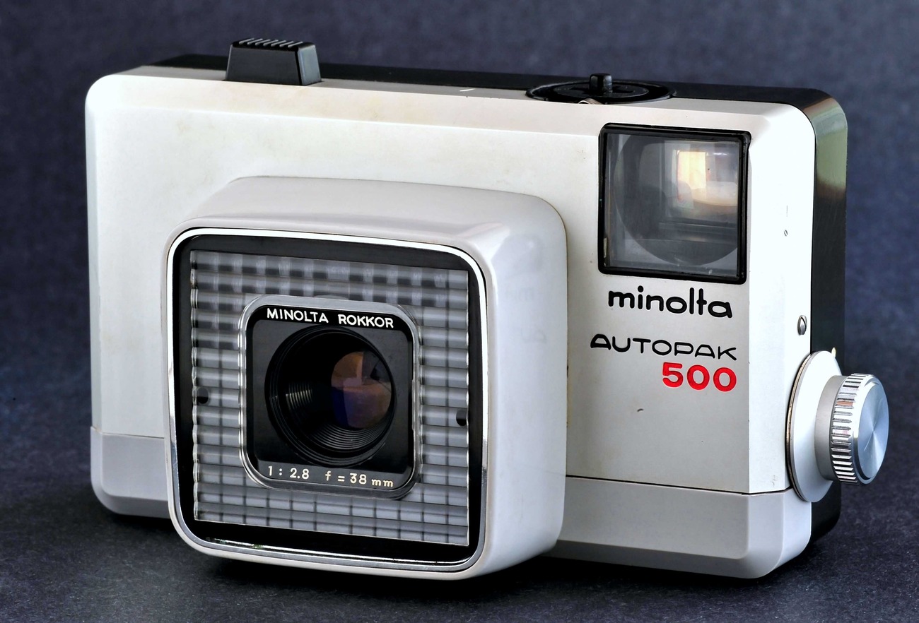 Minolta Autopak 500 Auto Focus 126 Camera w 38mm f2.8 Lens Rare White Collect - $28.00