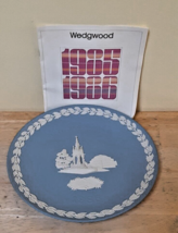 Vintage 1986 Wedgewood Christmas Plate with original brochure - £31.53 GBP