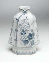 Zeckos AA Importing 59773 12 Inch Cape-Shaped Blue And White Vase - £56.93 GBP