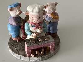 PIG KITCHEN SCENE ORNAMENT - £15.23 GBP