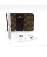 COACH Corner Zip Wristlet Signature Canvas IM/Khaki/Boysenberry, Brand New - $1,286.21 MXN
