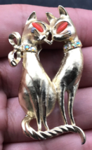 Dual Siamese Gold Tone Cats with Pink Coral Eyes &amp; Rhinestone Collars MCM Brooch - £11.18 GBP