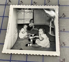 Vintage Photograph 1955 Toddlers Eating On Kitchen Floor 1955 Black And ... - $195.71 MXN