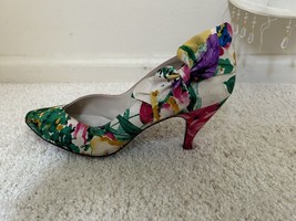 stuart weitzman Colorful Floral Women’s Pointed Heels  Side Bow Detail S... - $1,298.35 MXN