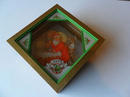 1979 Hallmark Christmas Eve Surprise Santa Window Box Ornament  - £10.91 GBP