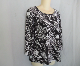 JM Collection top  tee PM black white print 3/4 sleeves scoop neck classic - $10.73
