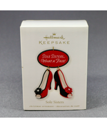 Hallmark NRFP 2010 Sole Sisters What a Pair! Shoes Ornament QXG7496 - €9,31 EUR