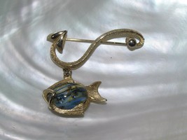 Vintage Ridged Goldtone Arrow Swirl with Blue Confetti Glass Bead Fish Charm - £8.39 GBP