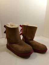 Girls Ugg Short Bailey Bow Chestnut &amp; Fuchsia Sparkly Suede Boots Size: 4 - £23.74 GBP