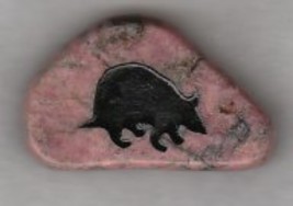 RHODONITE TOTEM STONE WITH ARMADILLO CARVING - £3.93 GBP