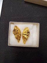 Vintage AVON 1980&#39;s Enchanted Wings 1.5&quot;  Gold Tone Clip-On Earrings IOB - £11.15 GBP