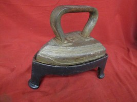 Antique Sad Iron with D.E.F. Koenig &amp; 131 N7 Phila Trivet Stand - $49.49