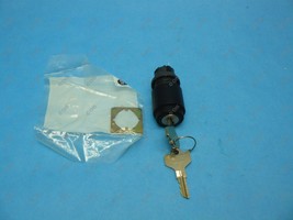 Allen Bradley 800EB-KM21 Key Selector Switch 22.5 MM 2 Position Maintain... - $27.49