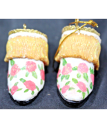 Yellow And White Shoe Ornament With Pink Rose Design And Sparkles - €16,54 EUR