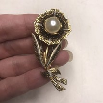 Vintage Damascene Flower Brooch with Faux Pearl - £7.41 GBP