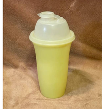 Vintage Tupperware Pale Yellow Quick Shake 16oz Blender Cup (844-10) - £14.24 GBP