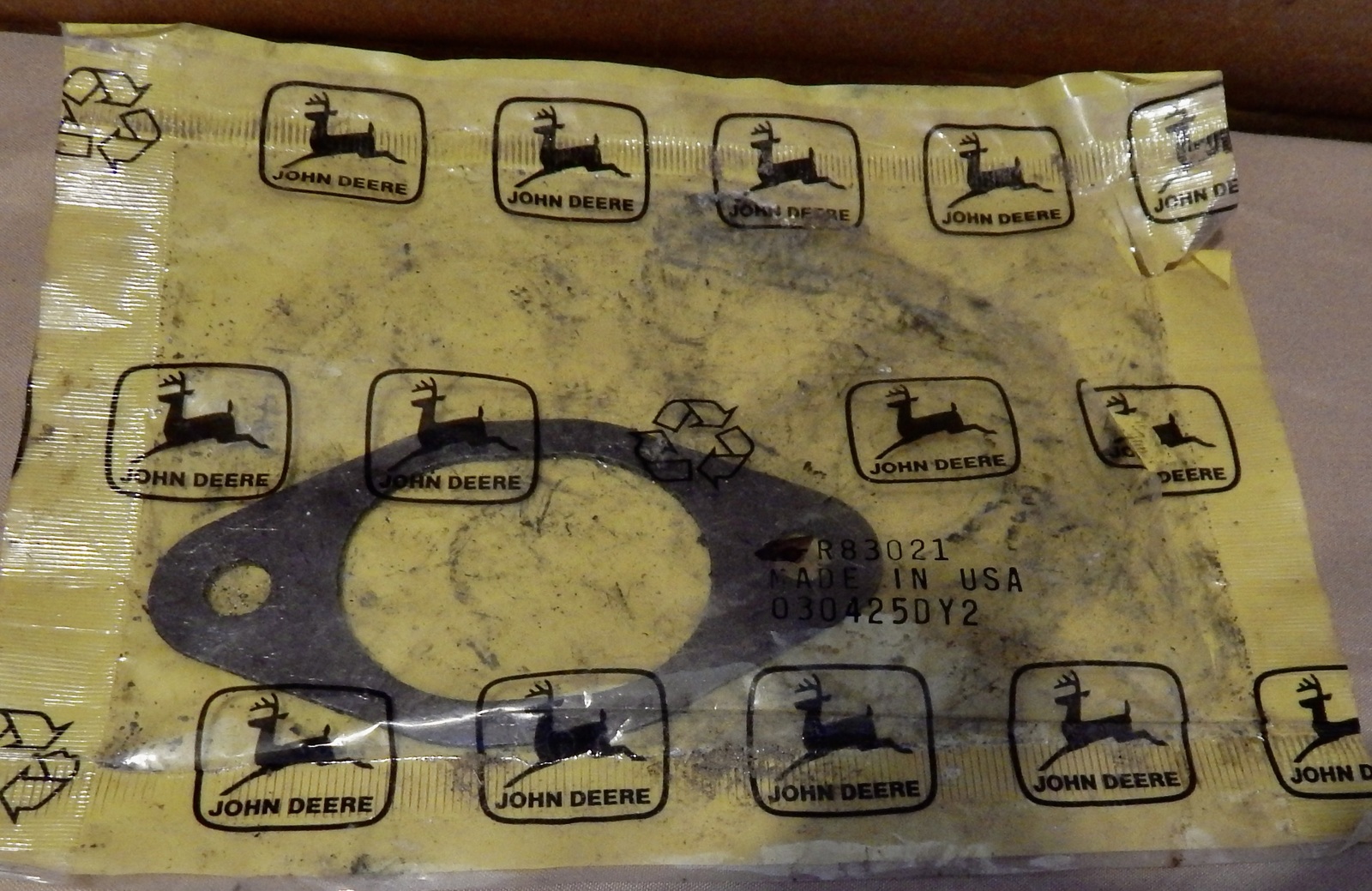 R83021 Exhaust Manifold Gasket OEM Fits John Deere Tractor JDS5590 NIB 261C - $8.99