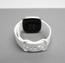 Fitbit Versa 4 FB523 Smartwatch Platinum Aluminum with White Band image 3