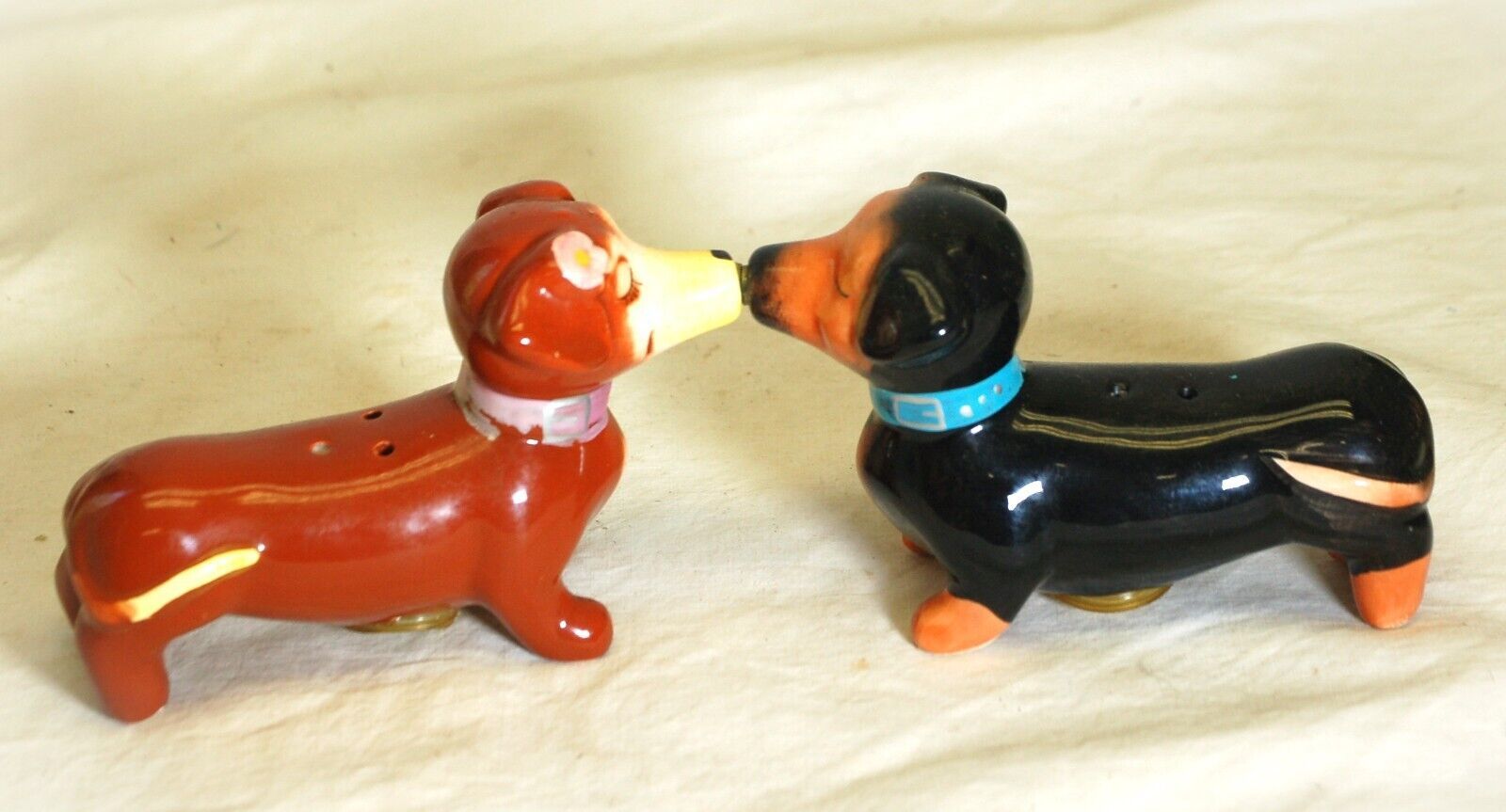 Westland Magnetic Kissing Dachshund Dogs Salt and Pepper Shakers - $16.82