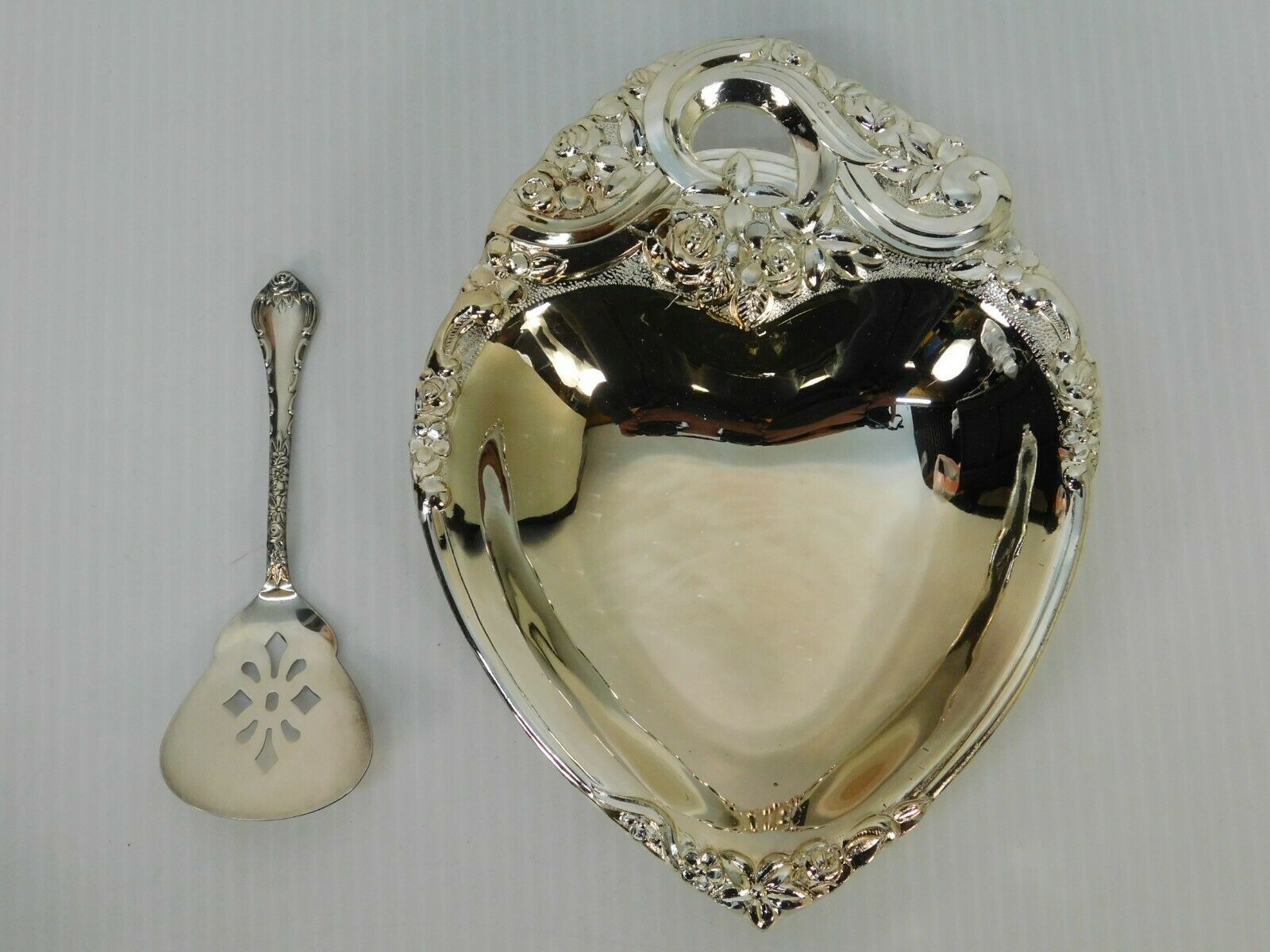 F.B. ROGERS SILVER COMPANY HEART SHAPE BONBON WITH SERVING SPOON PARTY SET F404 - $23.27